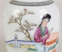 Китайска порцеланова ваза датирана около 1912-1949година.