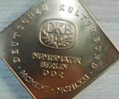 Предлагаме награден плакет направен по поръчка от нумизматичното дружество на Източен Берлин. - 3