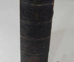 На Вашето внимание огромна Библия с кожени пресовани корици - 2