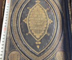 На Вашето внимание огромна Библия с кожени пресовани корици - 8