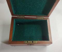 Малка дървена  кутия за бижута