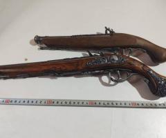 Два броя кремъчни пистолети