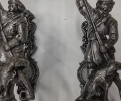 Два броя държачи за пистолет или пушка за стена