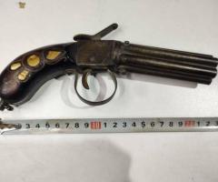 Много стара реплика на шест цевен капсулен  пистолет.