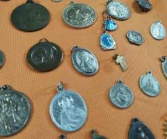 Лот: 64бр религиозни медали.