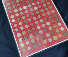 Колекция от 99бр. световни монети подредени в кутия с защитно плексигласово покритие